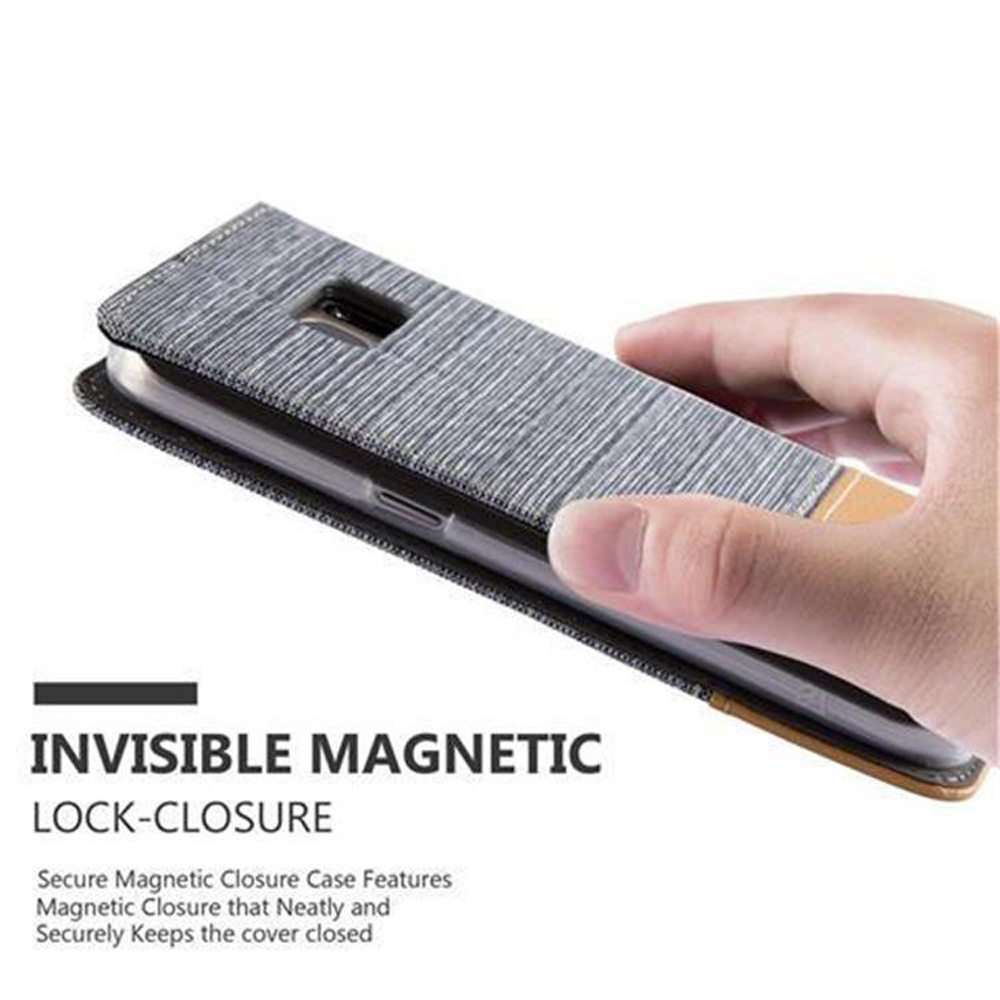Una mano che tiene un telefono in una custodia grigia, che mostra la chiusura magnetica.