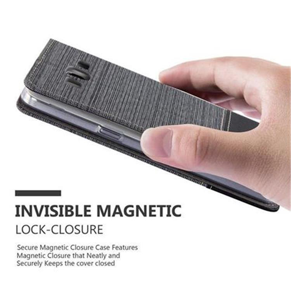 Telefono in una custodia grigia, tenuto in mano. Descrizione della chiusura magnetica invisibile.