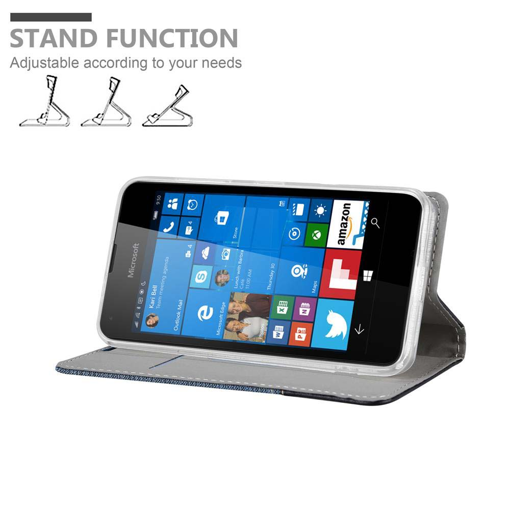 Teléfono en funda con función de soporte, mostrando apps de pantalla de inicio en superficie blanca.