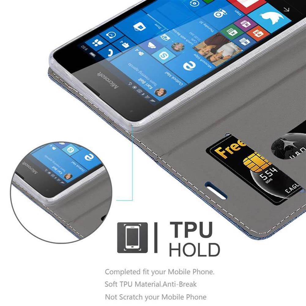Teléfono en una funda con ranura para tarjeta. La pantalla muestra una interfaz de Windows y una tarjeta.