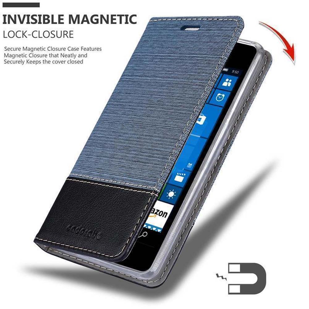 Una funda para teléfono con textura de mezclilla y parte inferior de cuero negro. El teléfono es parcialmente visible con la app Amazon.