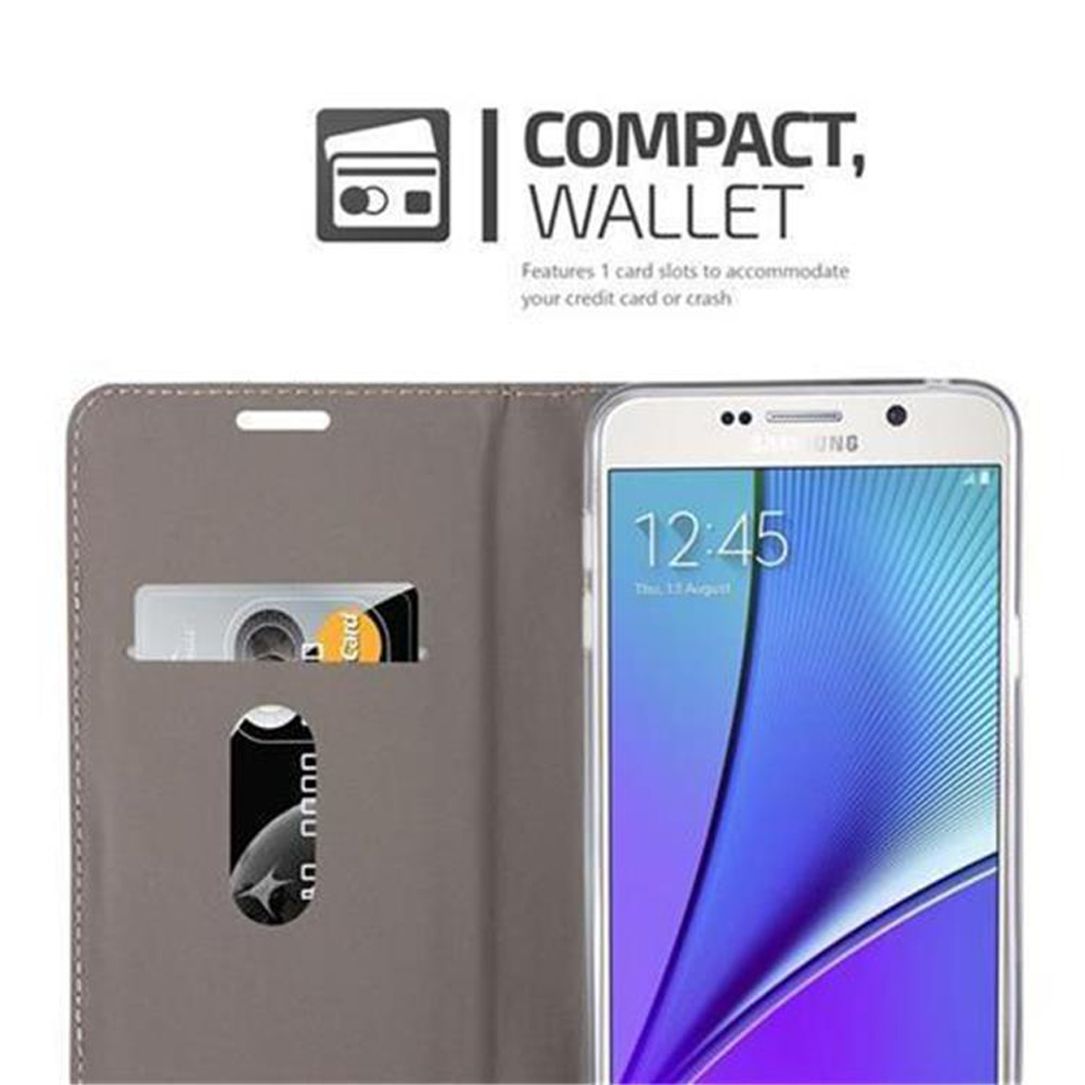 Custodia per telefono grigia, con telefono all'interno. Fessura per carte, carta di credito visibile. Lo schermo del telefono mostra l'ora.
