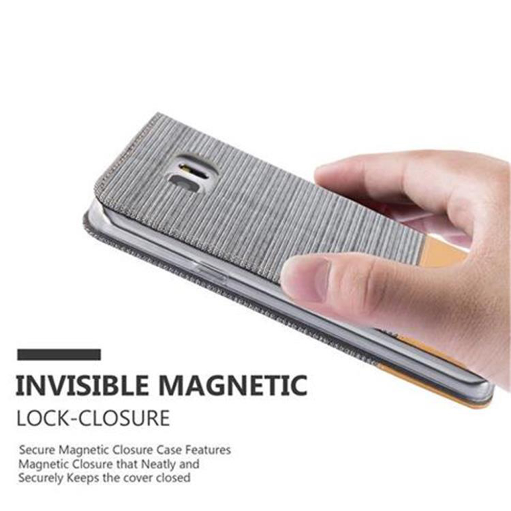 Una mano tiene chiusa una custodia per telefono. La custodia è grigia e ha una chiusura magnetica.