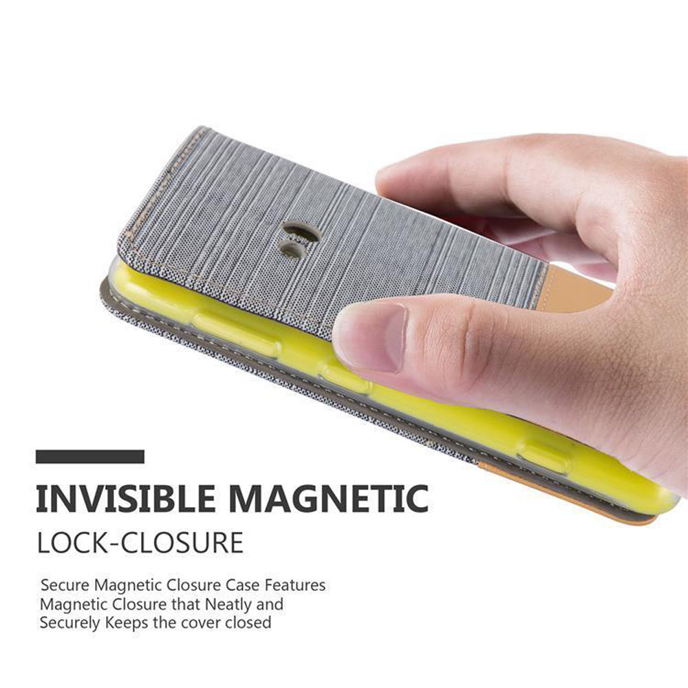 Mano che tiene una custodia per telefono con chiusura magnetica. La custodia è grigia con bordo giallo.