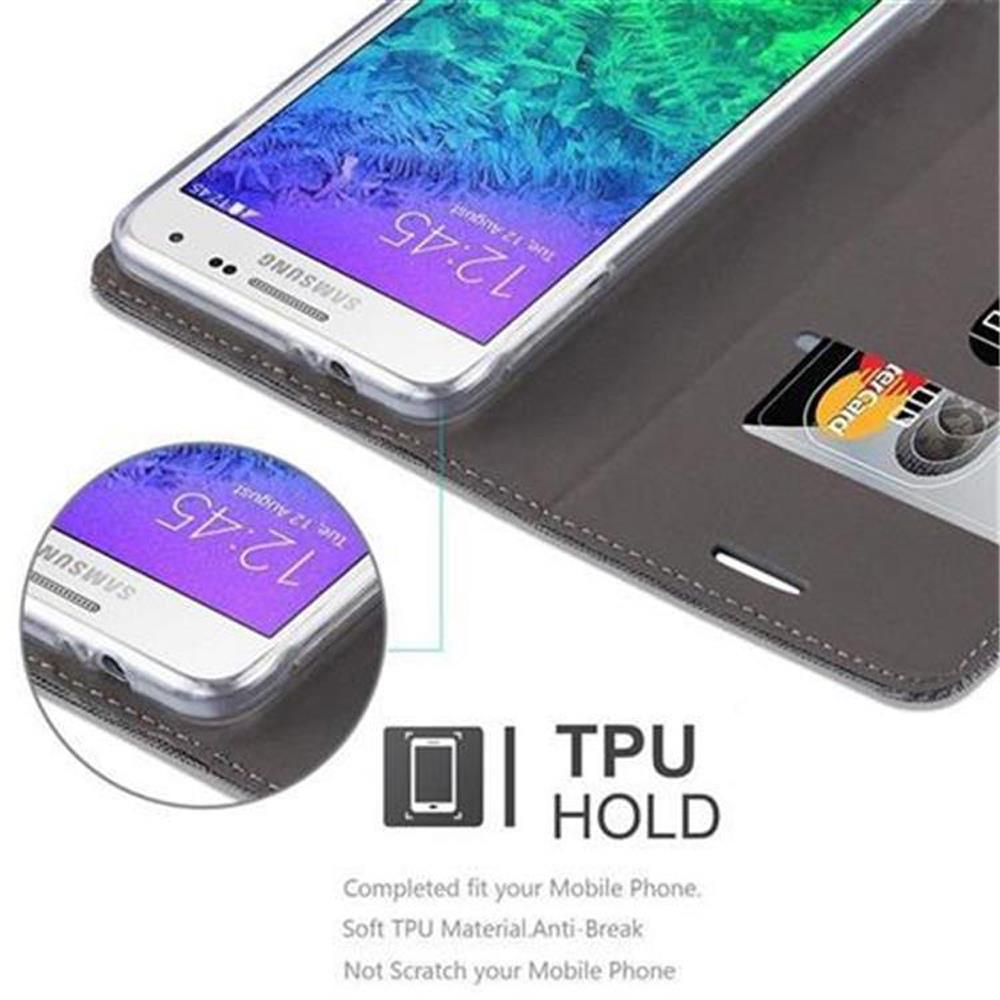 Telefon in einer dunkelgrauen Brieftasche. Kreditkarte sichtbar. Text: TPU HOLD.