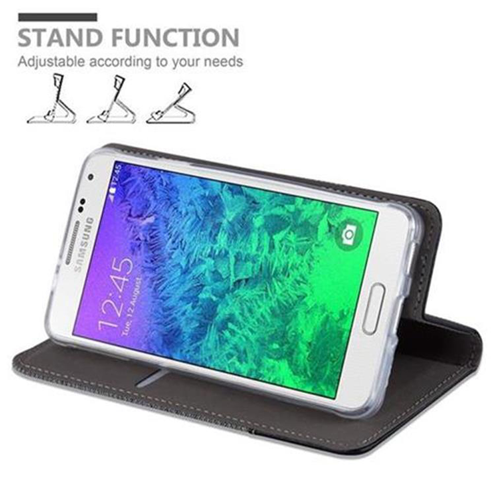 Smartphone in einer Hülle mit Ständerfunktion auf weißer Oberfläche.