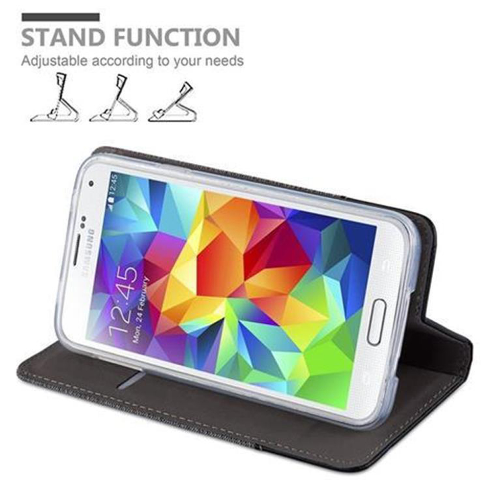Ein Telefon in einer Hülle, die sich zu einem Ständer öffnet. Das Telefon zeigt die Uhrzeit an. Text sagt: Standfunktion.