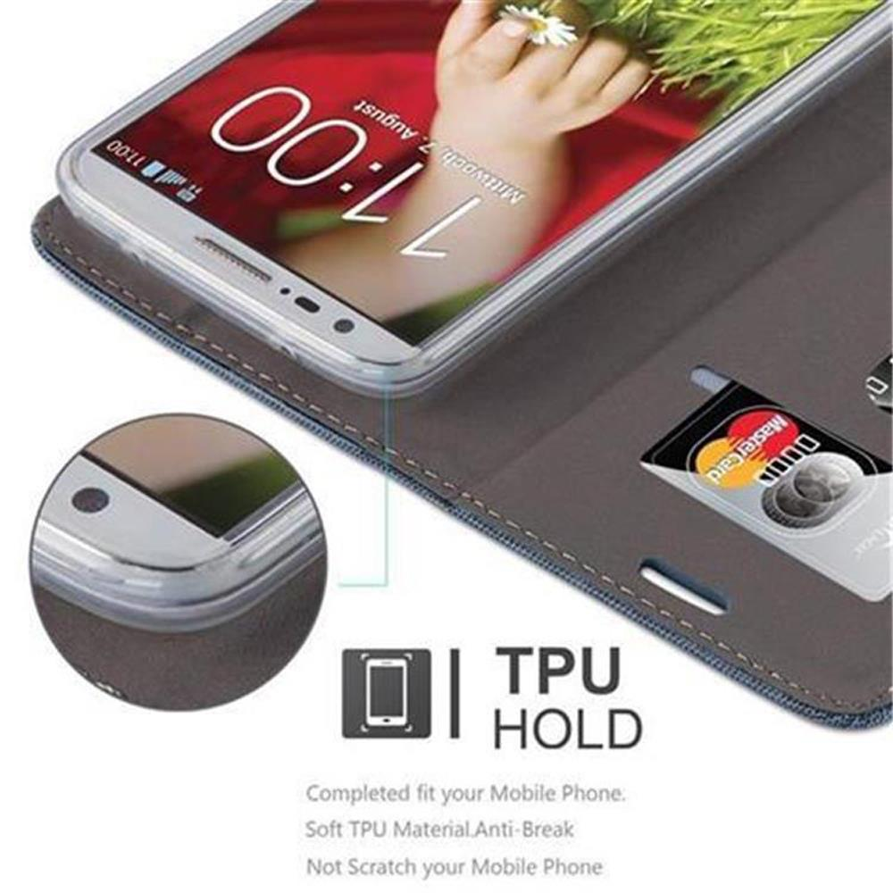 Telefono in una custodia con fessura per carta di credito. Mostra una carta di credito e l'ora.