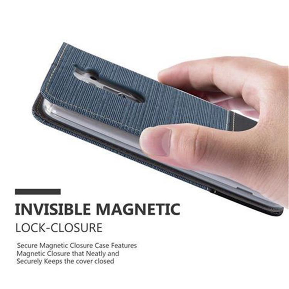 Una mano che tiene una custodia blu strutturata. La custodia è chiusa e il testo dice 'Invisible Magnetic Lock-Closure'.