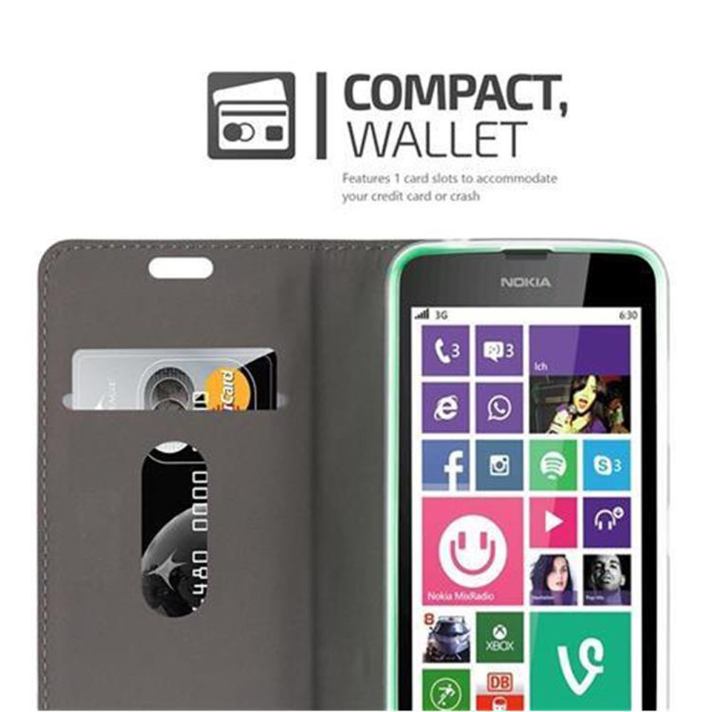 Un teléfono en una funda tipo cartera gris con una tarjeta de crédito en una ranura, mostrando una pantalla.