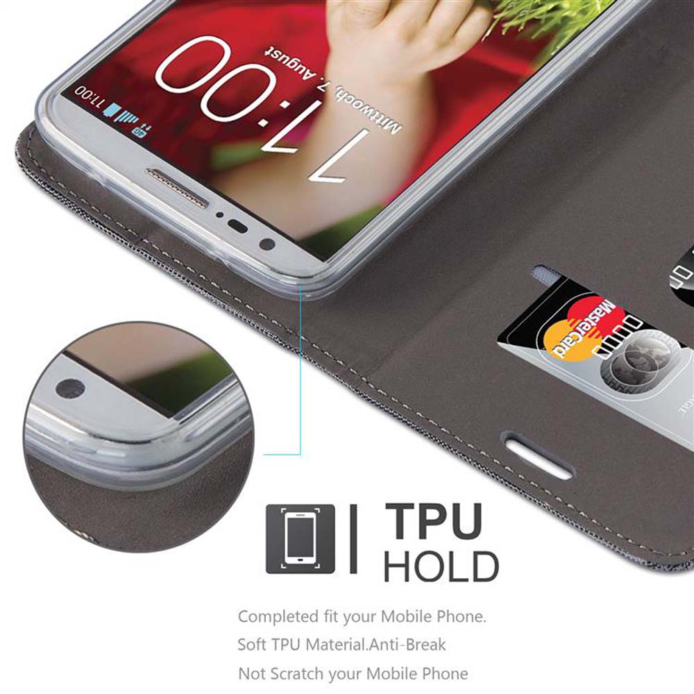 Teléfono en una funda con ranura para tarjeta. Se ve una MasterCard. La hora es 17:00, 7 de agosto.