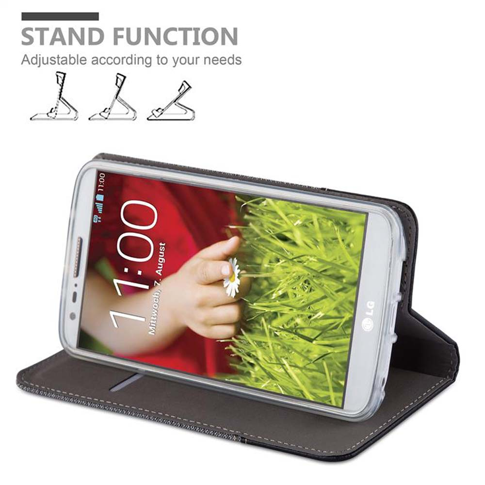 Teléfono en funda, apoyado. El teléfono muestra la hora y una mano con flor.