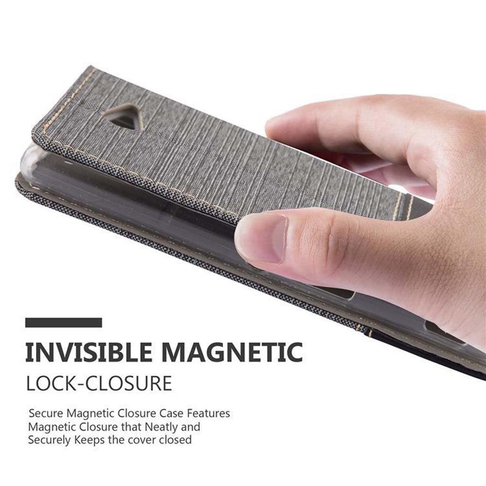 Mano sosteniendo una funda de teléfono. La funda es gris con un teléfono dentro. Texto: cierre magnético.