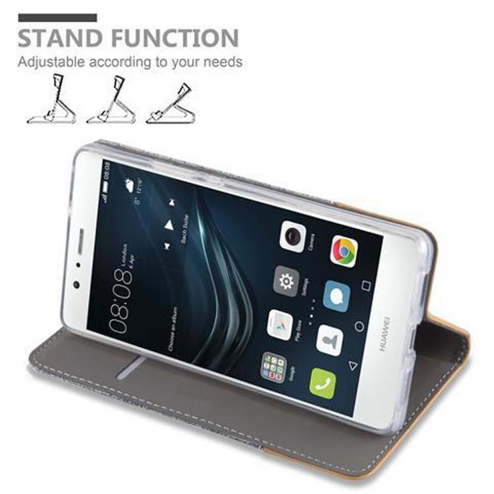 Teléfono blanco, inclinado en una funda. La funda tiene un soporte. El teléfono muestra reloj e iconos.