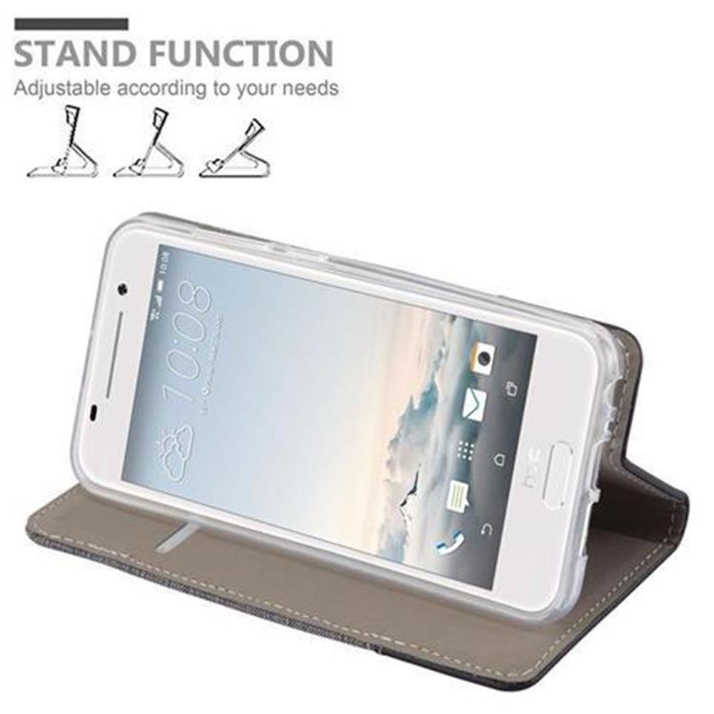 Ein Telefon in einer Hülle, die sich zu einem Ständer öffnet. Das Telefon zeigt die Uhrzeit an. Text sagt: Standfunktion.
