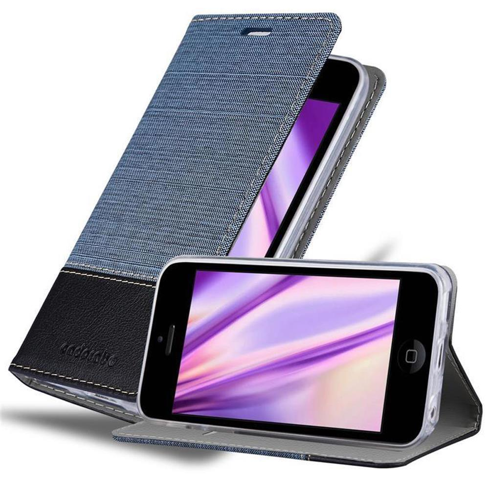 Una funda azul con textura de mezclilla protege un teléfono. La funda está abierta, revelando la pantalla del teléfono.