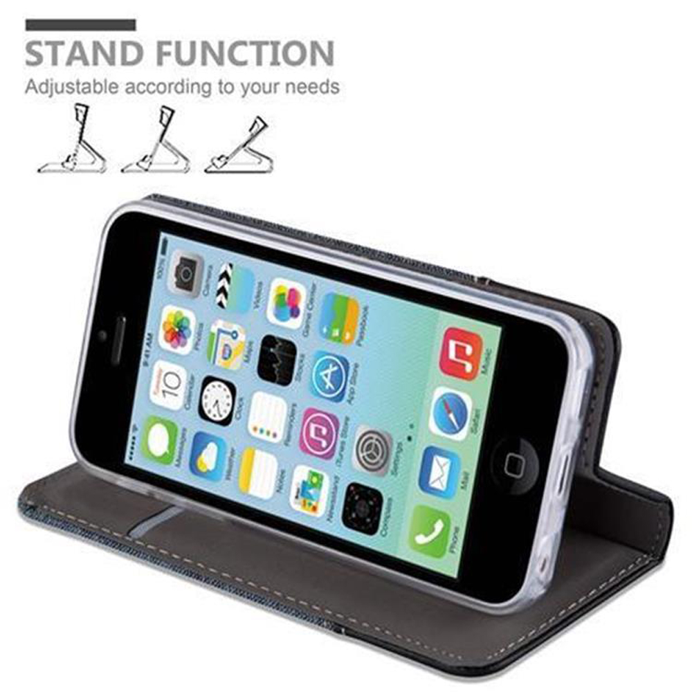 Un teléfono en una funda abierta, mostrando apps en la pantalla, con función de soporte.