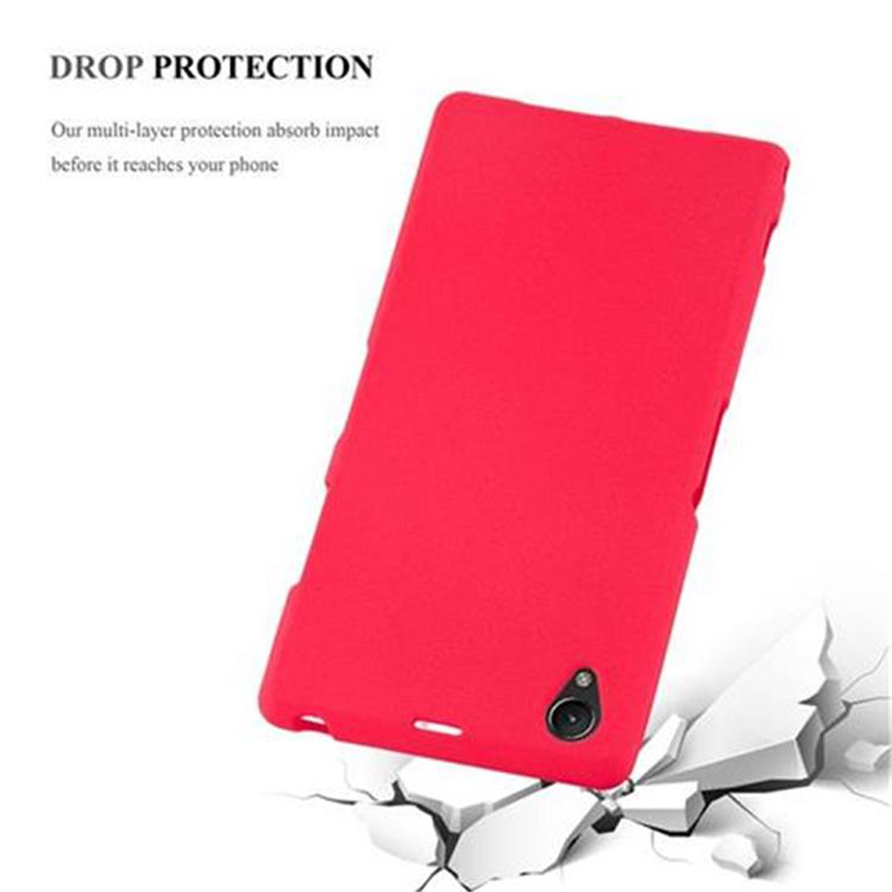 Una funda roja para teléfono está siendo aplastada por una superficie rota, con una etiqueta de protección contra caídas.