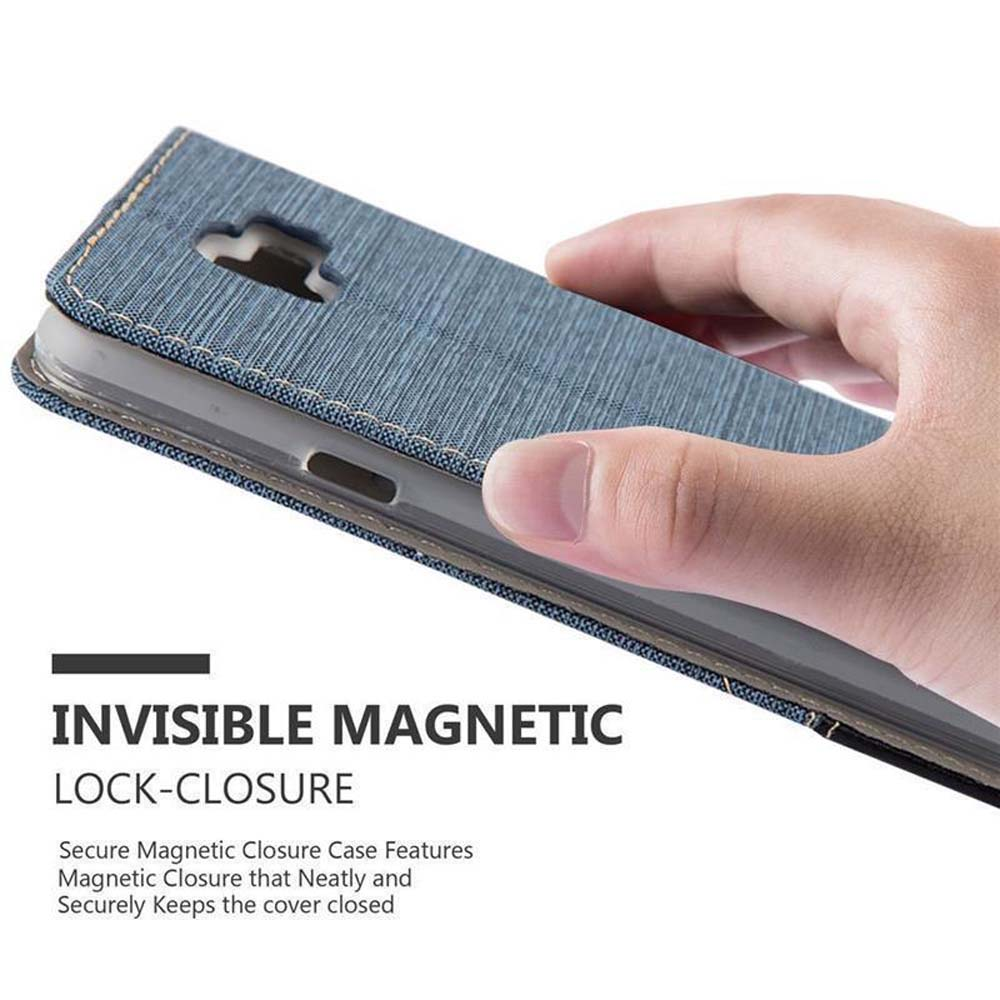Hand hält Denim-Handyhülle. Text: INVISIBLE MAGNETIC LOCK-CLOSURE.