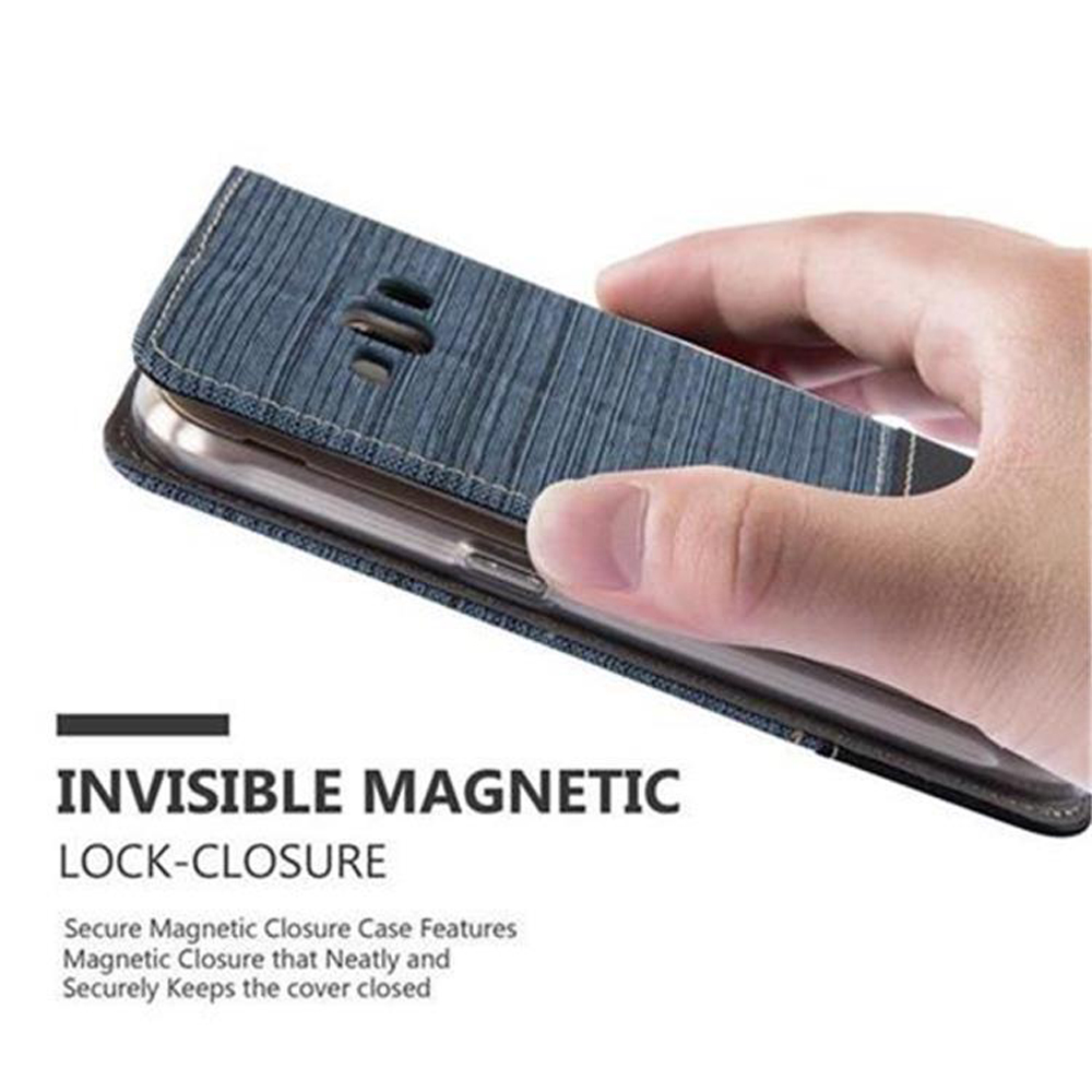 Telefono in custodia di tessuto blu. Mano che tiene la custodia. Testo: 'INVISIBLE MAGNETIC LOCK-CLOSURE'.