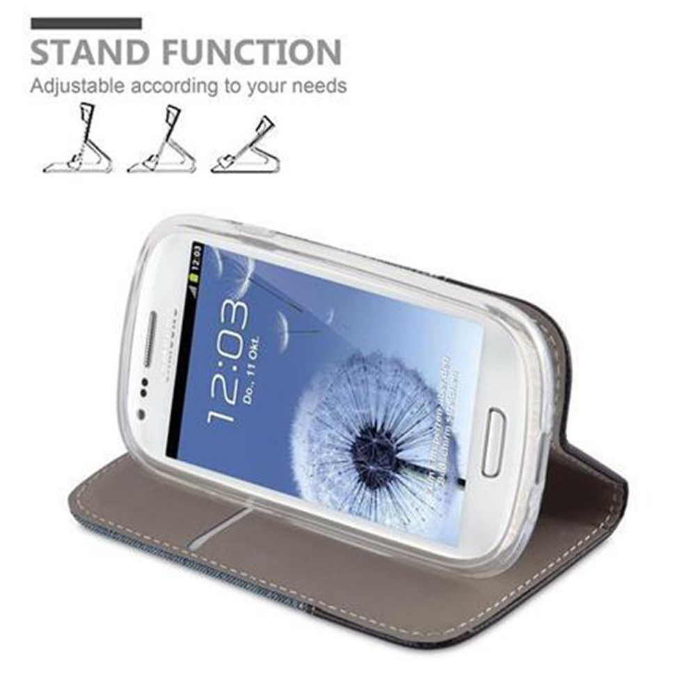 Telefon in einer Hülle, aufgestellt. Text zeigt Ständerfunktion.
