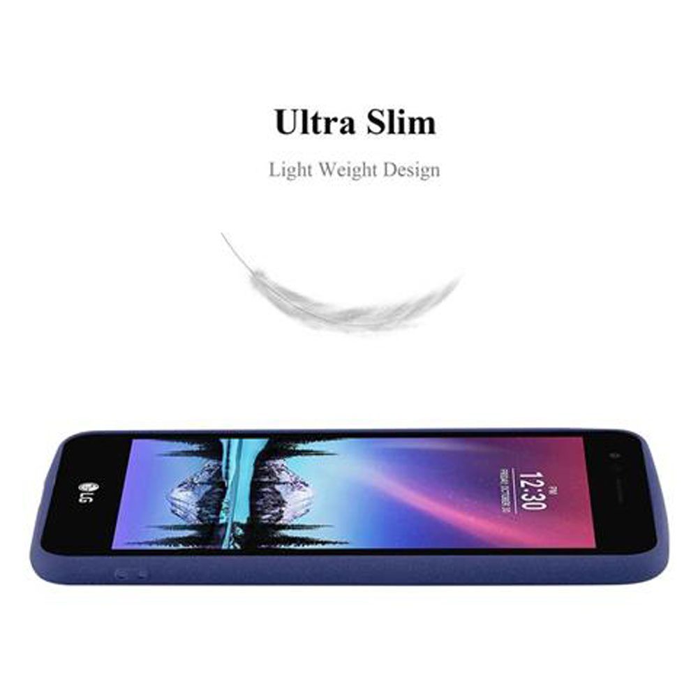 Una funda azul para teléfono con un teléfono dentro. Una pluma está encima del teléfono, sugiriendo un diseño ligero.