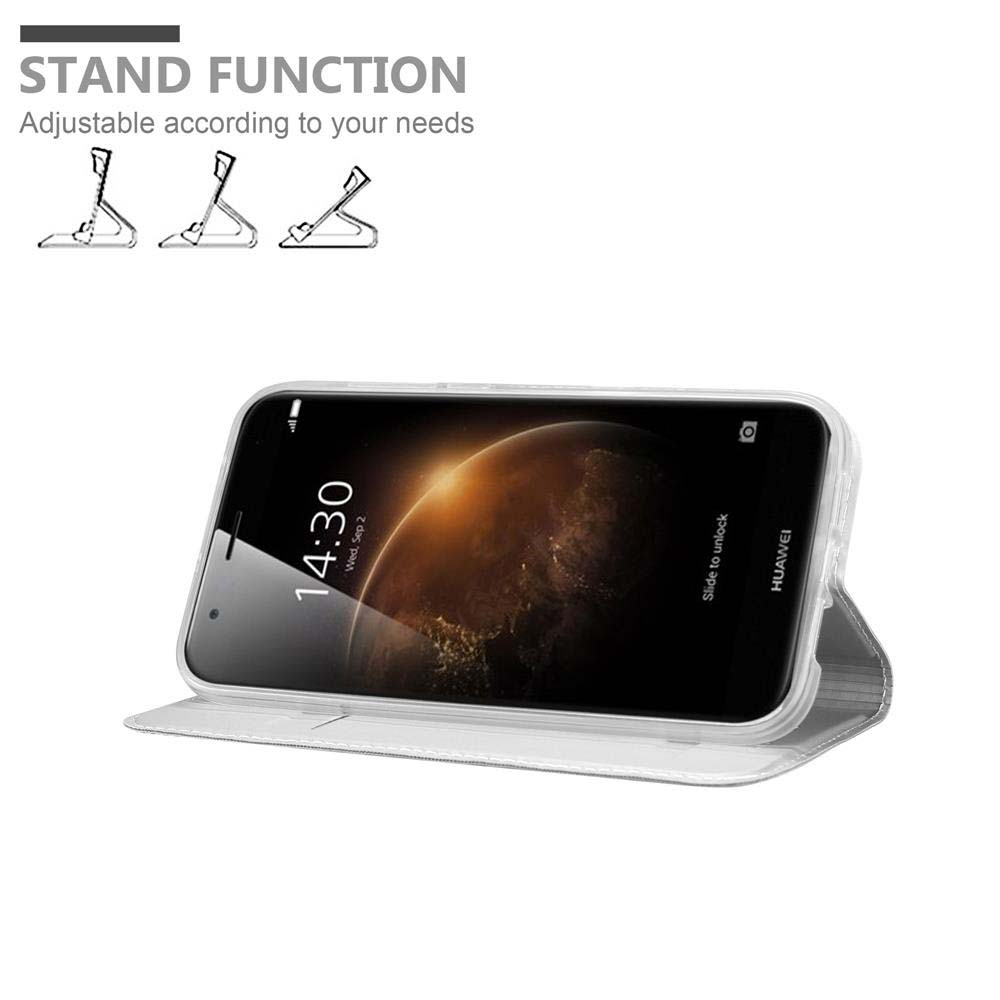 Teléfono en una funda blanca, pantalla con hora, sobre una superficie blanca con función de soporte.