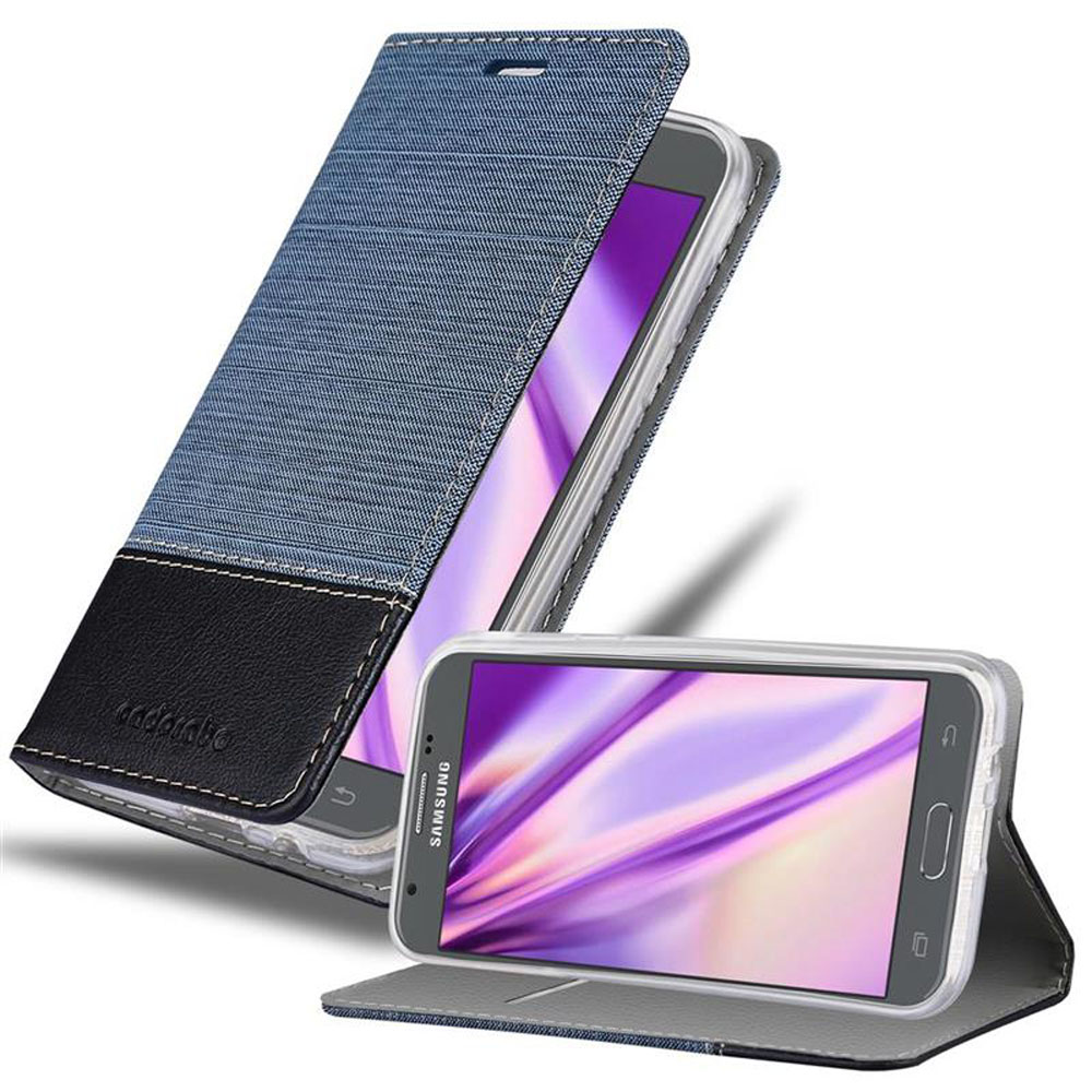 Custodia blu e nera con telefono dentro. Su sfondo bianco.