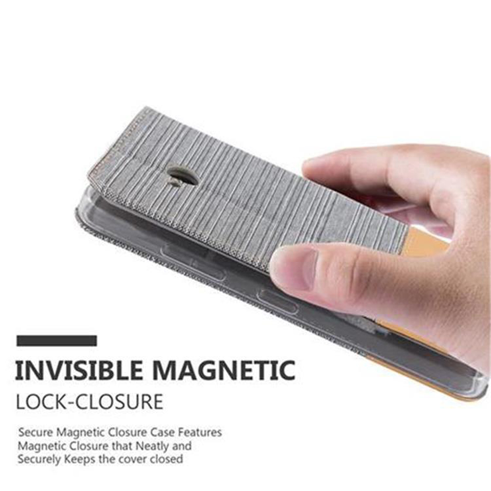 Mano che tiene una custodia per telefono con chiusura magnetica. La custodia è aperta, mostrando il telefono.