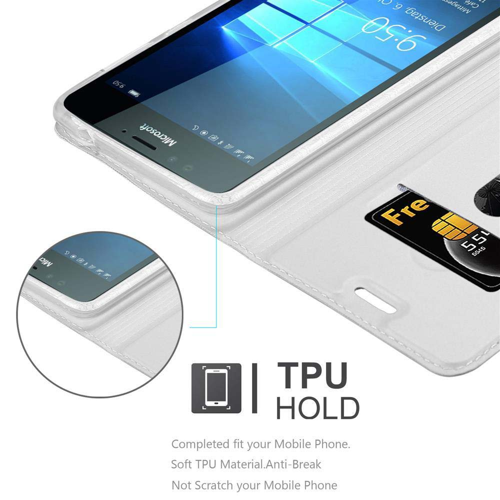 Funda de teléfono blanca con un teléfono dentro. La pantalla muestra una interfaz de Microsoft y una tarjeta de crédito.
