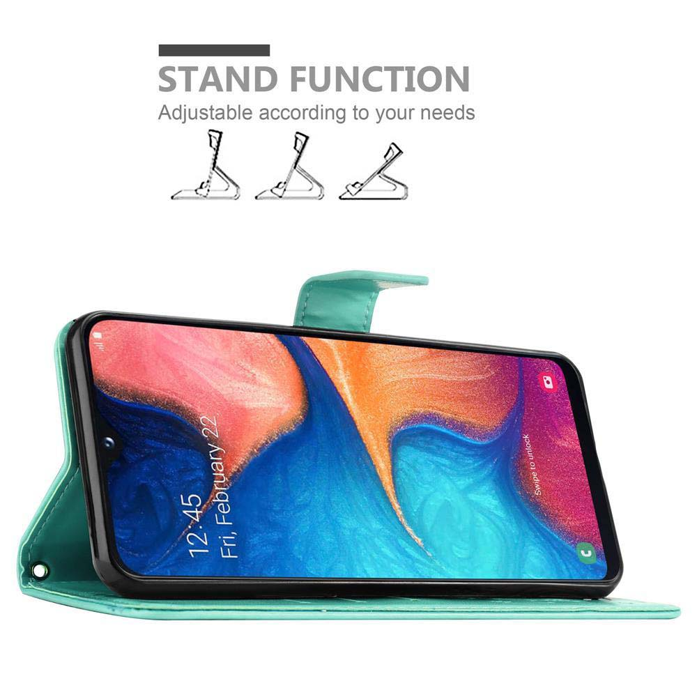 Smartphone in una custodia verde con funzione stand. Il telefono è su un tavolo e mostra un orologio.