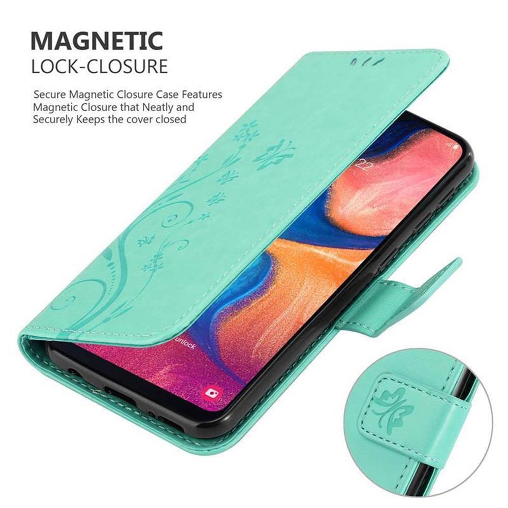 Una custodia per telefono verde acqua con un design floreale, aperta per rivelare un telefono nero. La custodia ha una chiusura magnetica.
