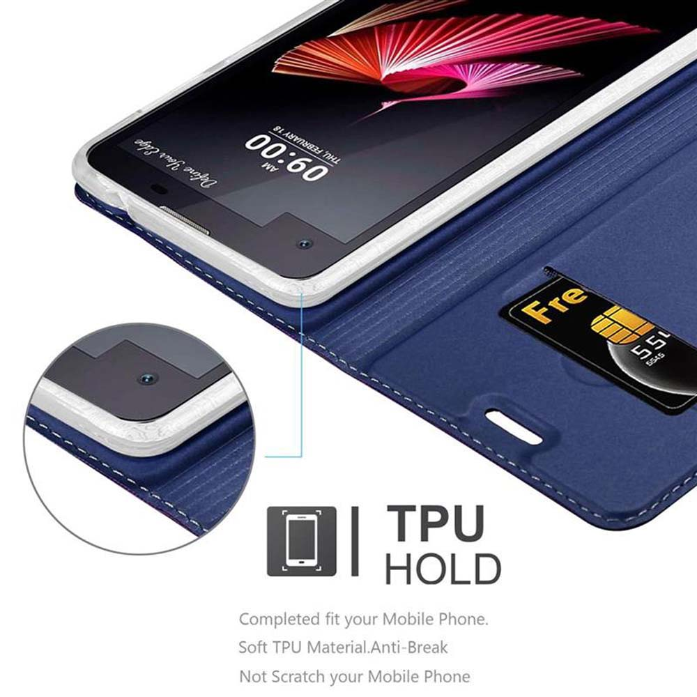 Custodia blu per telefono che tiene un telefono con carta di credito. Il telefono mostra l'ora e la carta.