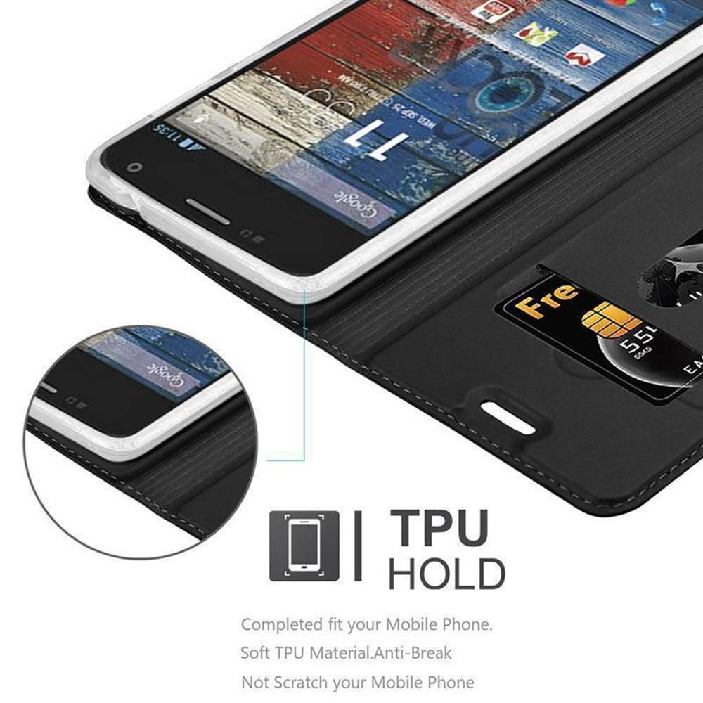 Uno smartphone è in una custodia nera, la custodia è aperta, mostrando lo schermo e lo slot per la carta. Lo sfondo è bianco.