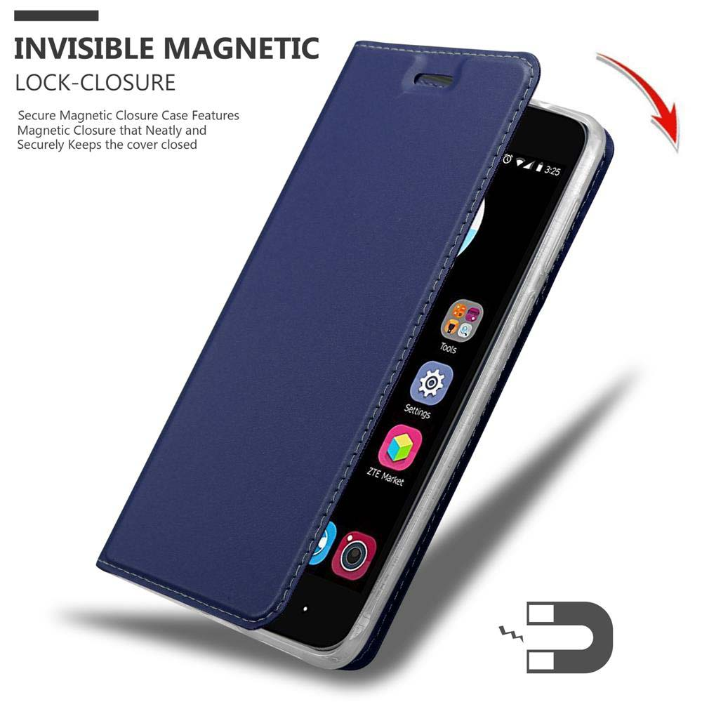 Funda azul para teléfono abierta, revela teléfono con aplicaciones. Cierre magnético resaltado con flecha.