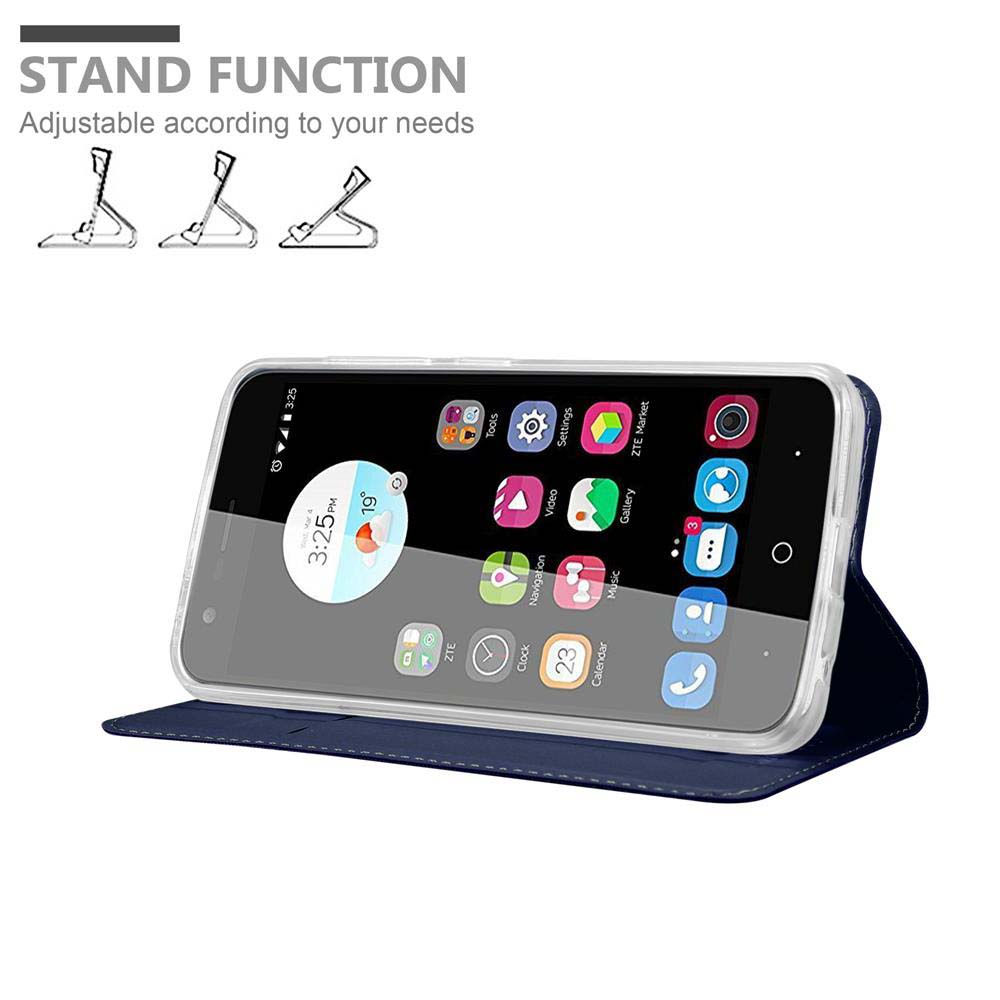 Funda azul con teléfono dentro, de pie.