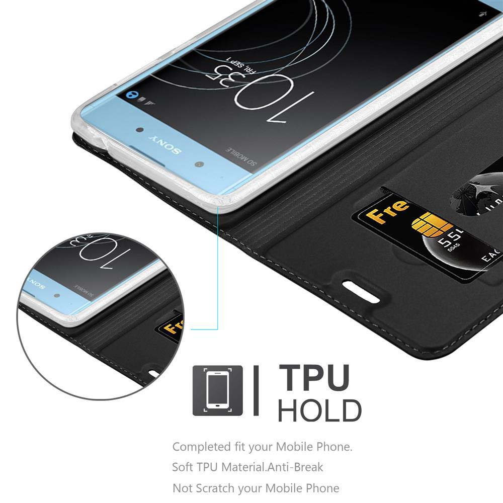 Ein Telefon in einem schwarzen Gehäuse mit einer Karte. Der Telefonbildschirm ist eingeschaltet und zeigt Uhrzeit und Datum an.