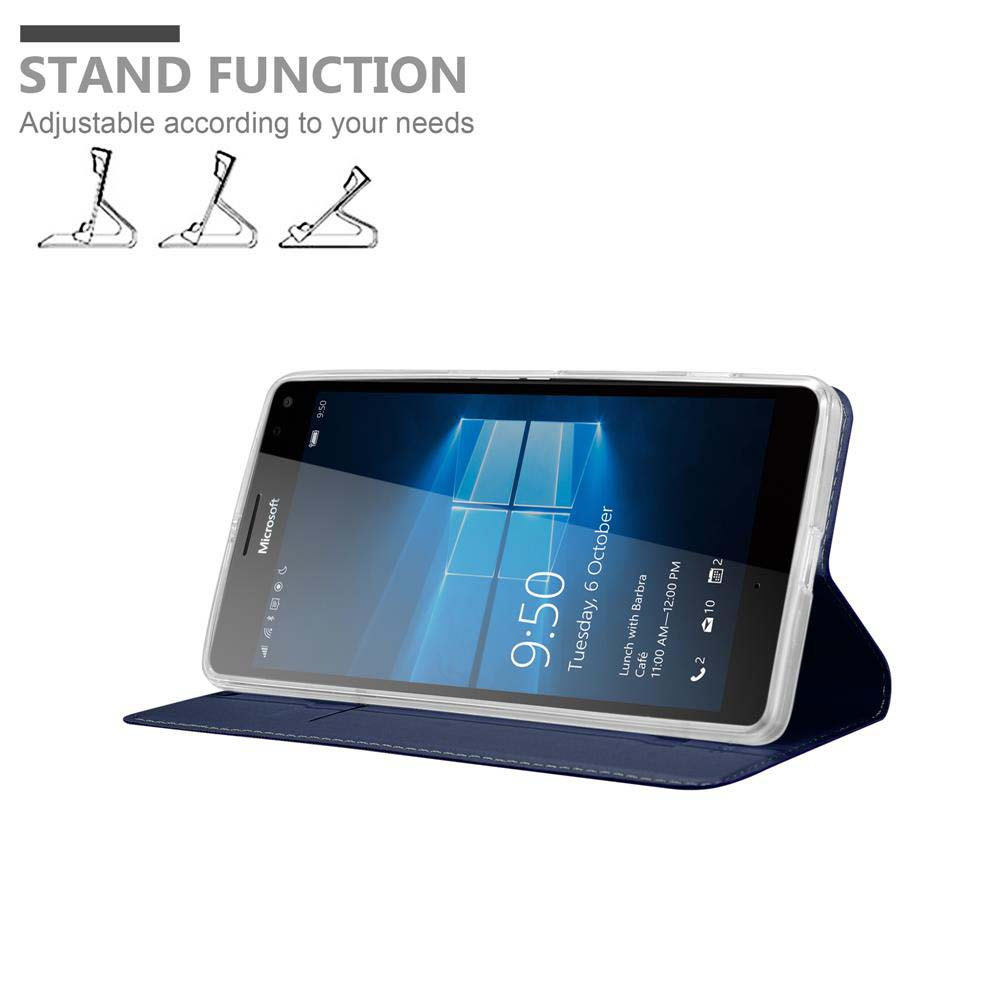 Una custodia blu con un telefono all'interno che è in funzione stand. Il telefono mostra le 9:50.