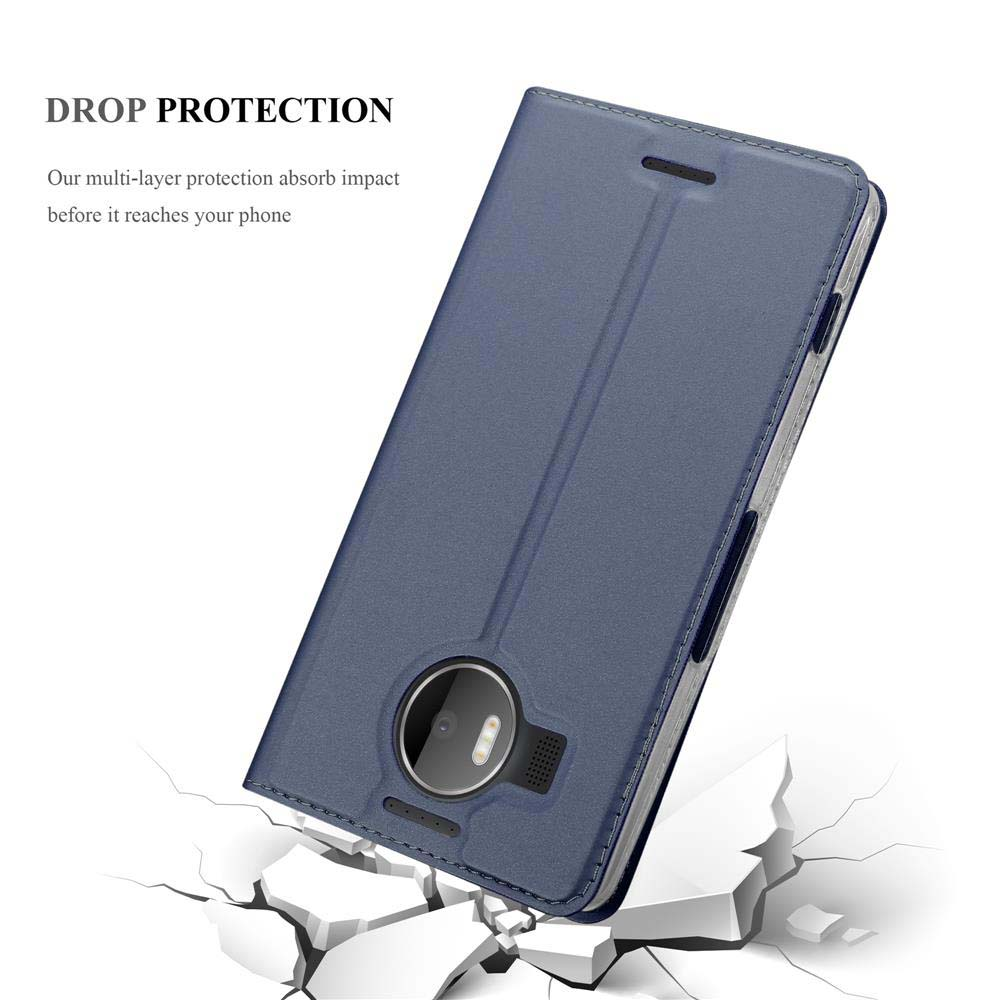 Custodia blu con telefono dentro. La custodia è su una superficie che si rompe.