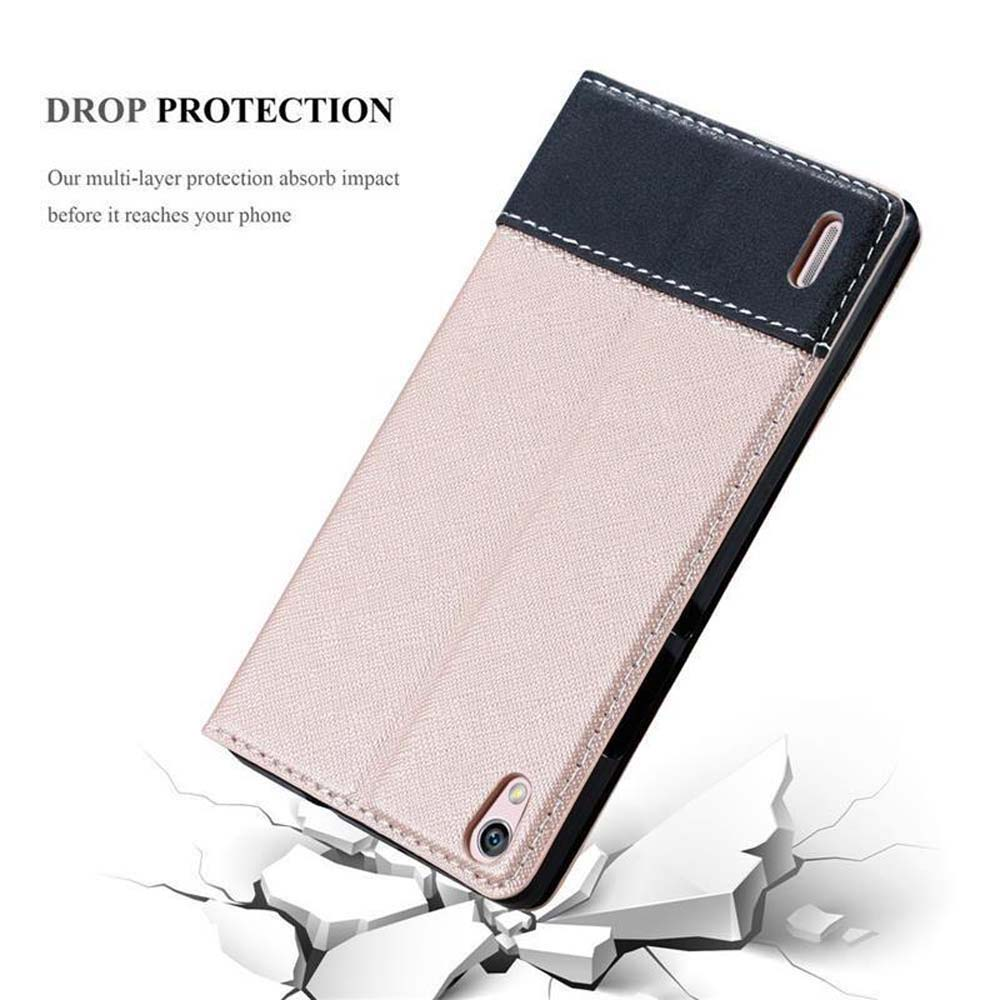 Un teléfono en una funda, acostado sobre una superficie agrietada.