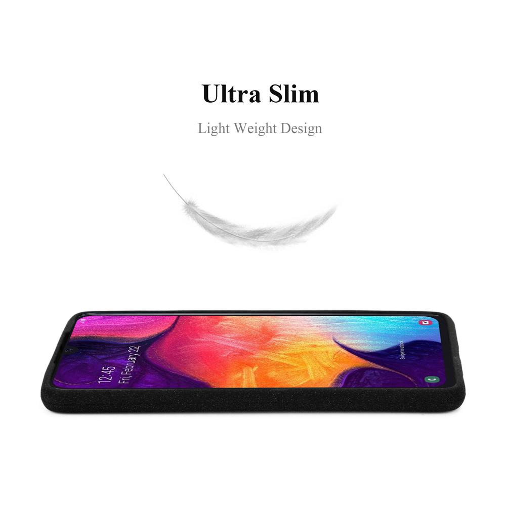 Telefono nero su un tavolo. Piuma bianca fluttuante sopra. Design ultra sottile e leggero.