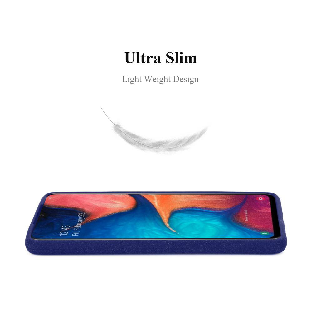 Custodia blu con un telefono dentro. Piuma bianca sopra il telefono.