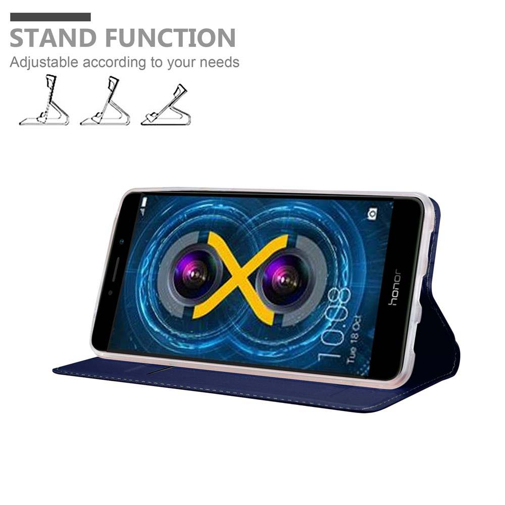 Blaue Handyhülle mit Telefon darin, Standfunktion. Weißer Hintergrund.