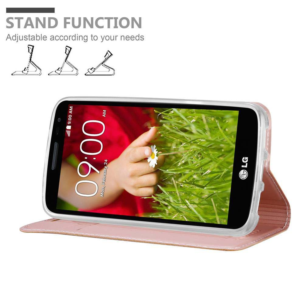 Ein Telefon mit Zeitanzeige in einer Hülle, gehalten von einer Hand, die eine Blume hält. Rosa Hülle und grüner Gras Hintergrund.