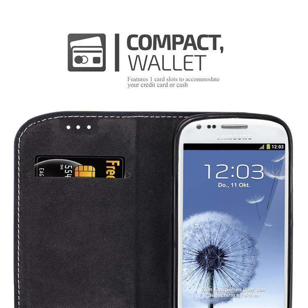 Schwarze Brieftaschenhülle mit Telefon und Kartenfächern auf weißem Grund.