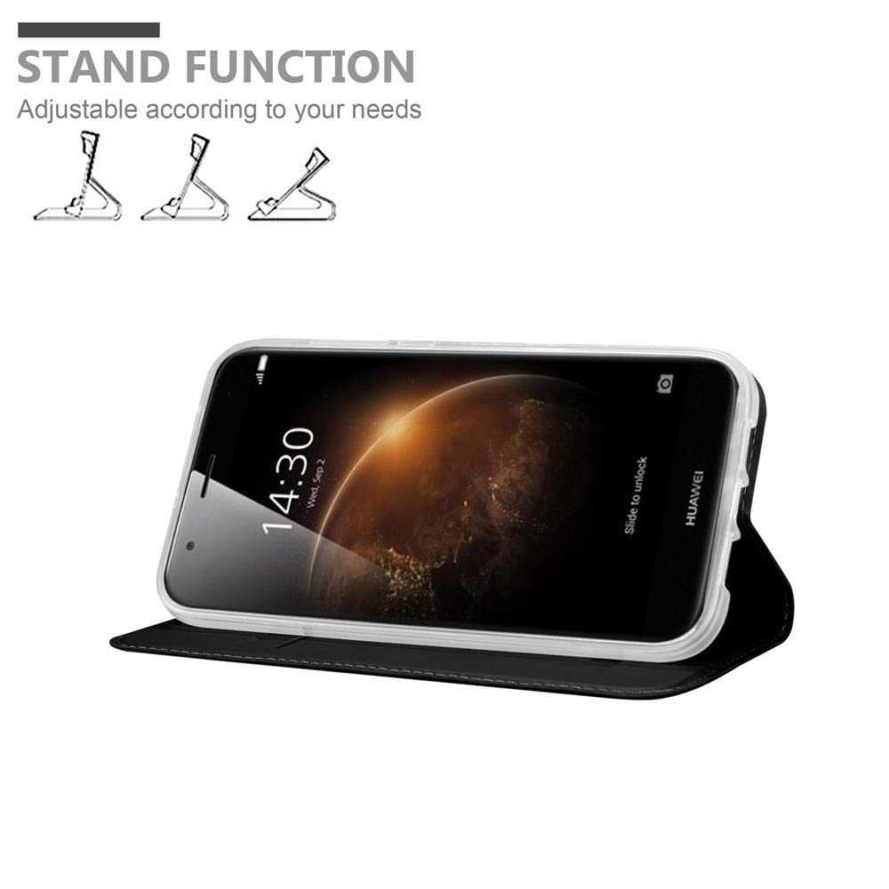 Teléfono en una funda mostrando hora y apps. La funda está abierta, sobre superficie blanca.