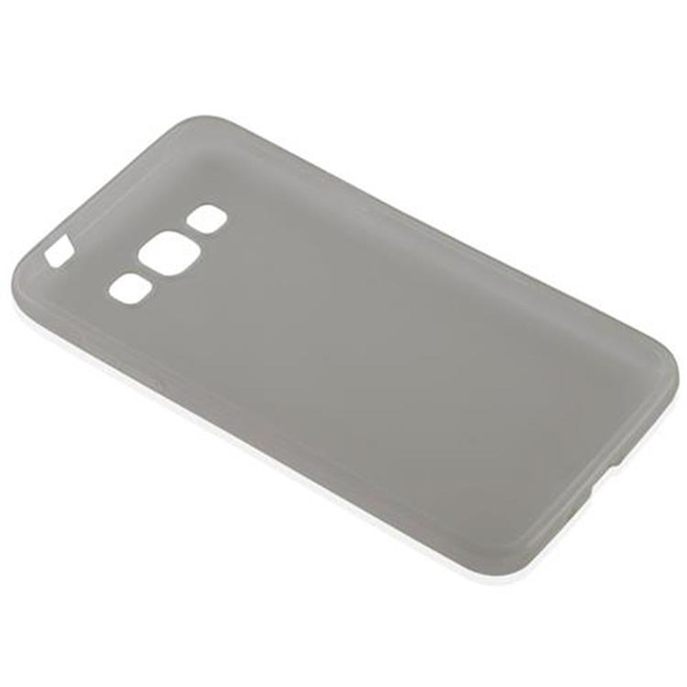 Una custodia per telefono grigia, con ritagli per la fotocamera e i pulsanti. La custodia è angolata. Sfondo bianco.