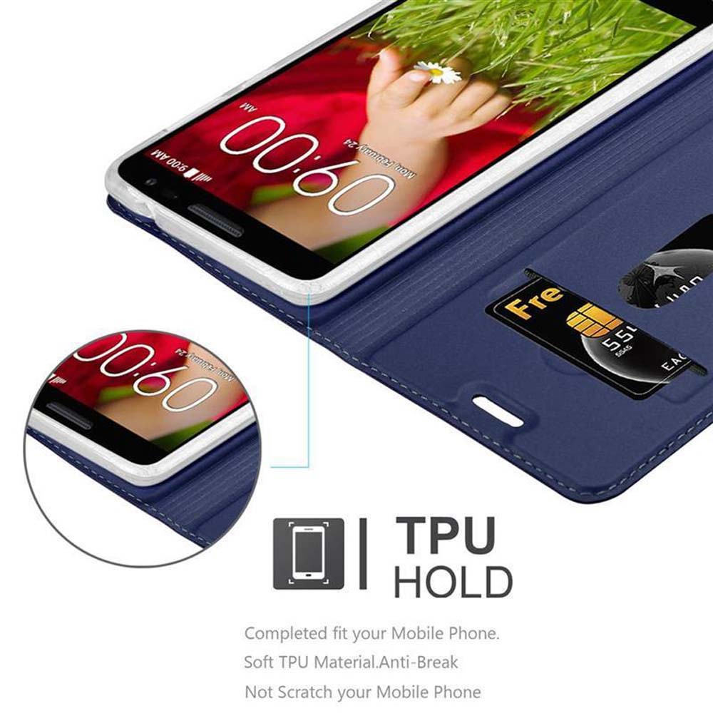 Un telefono in una custodia blu mostra uno schermo. C'è una carta di credito e un altro telefono sullo sfondo.