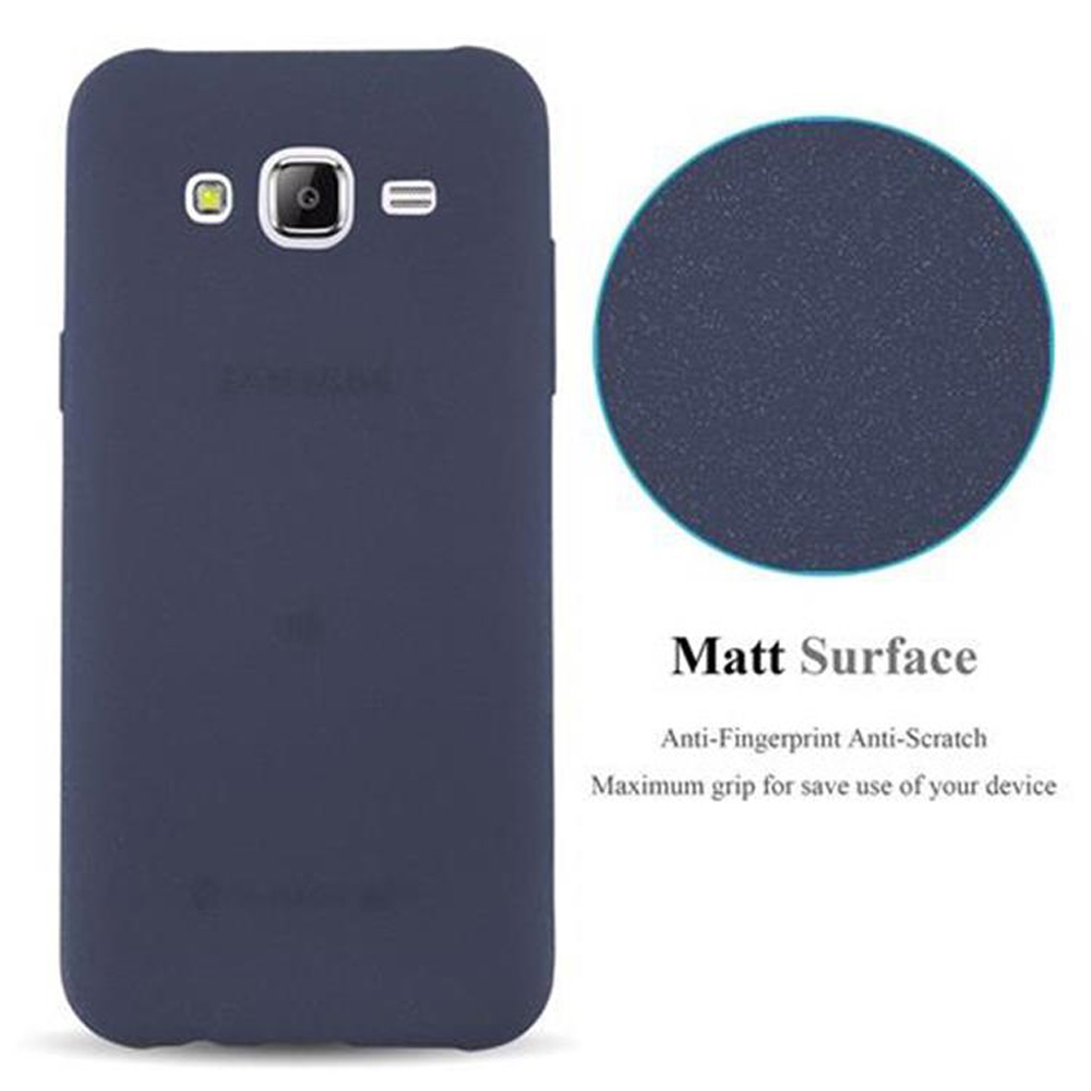 Custodia per telefono blu scuro con superficie opaca. Mostra la parte posteriore di un telefono.