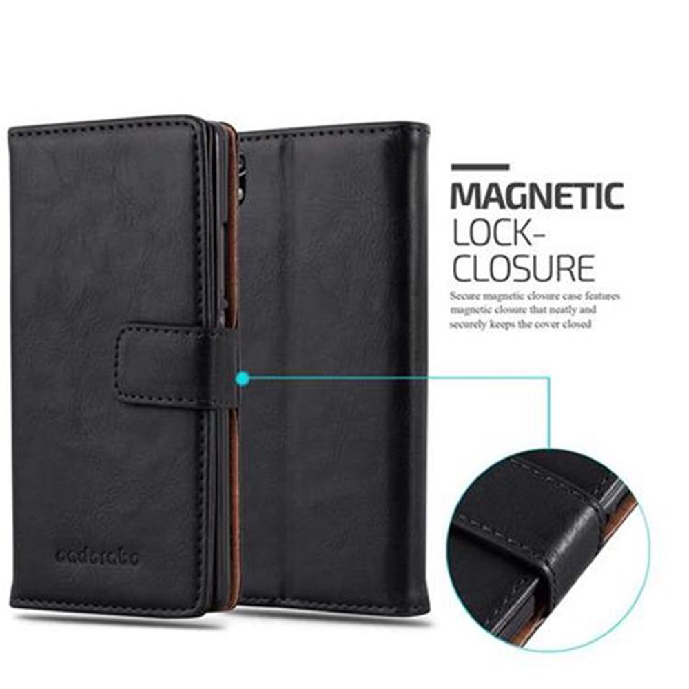 Funda negra cerrada. Cierre magnético lateral. Acento marrón en el interior.